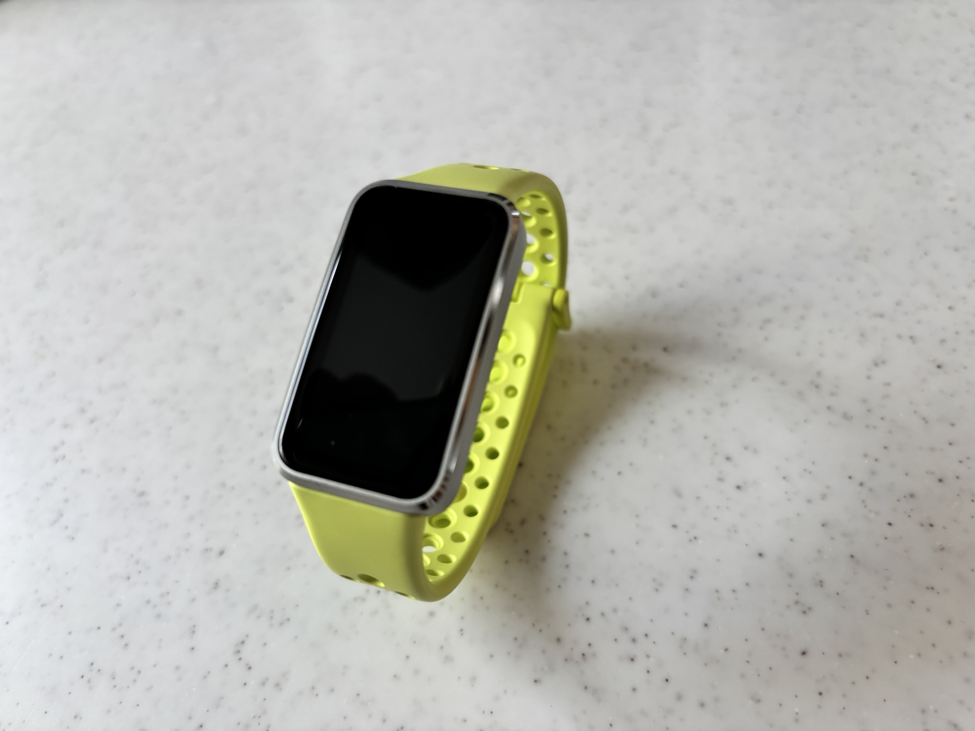 【HUAWEI Band 10 レビュー】iPhoneユーザーが連携して使ってみた「極薄・爆速充電」のスマートウォッチ